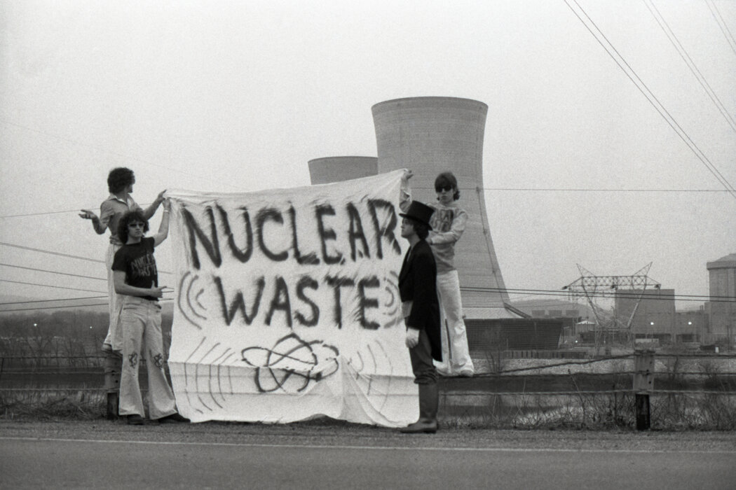賓夕法尼亞州哈利斯堡附近三哩島核電站的示威者,攝於1979年。