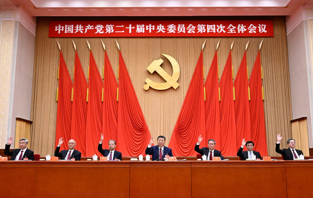 本月，中國最高領導人習近平與政治局常委在北京亮相。習近平和高級官員發布了國家的五年規劃，概述了繼續推動工業與技術實力的方針。