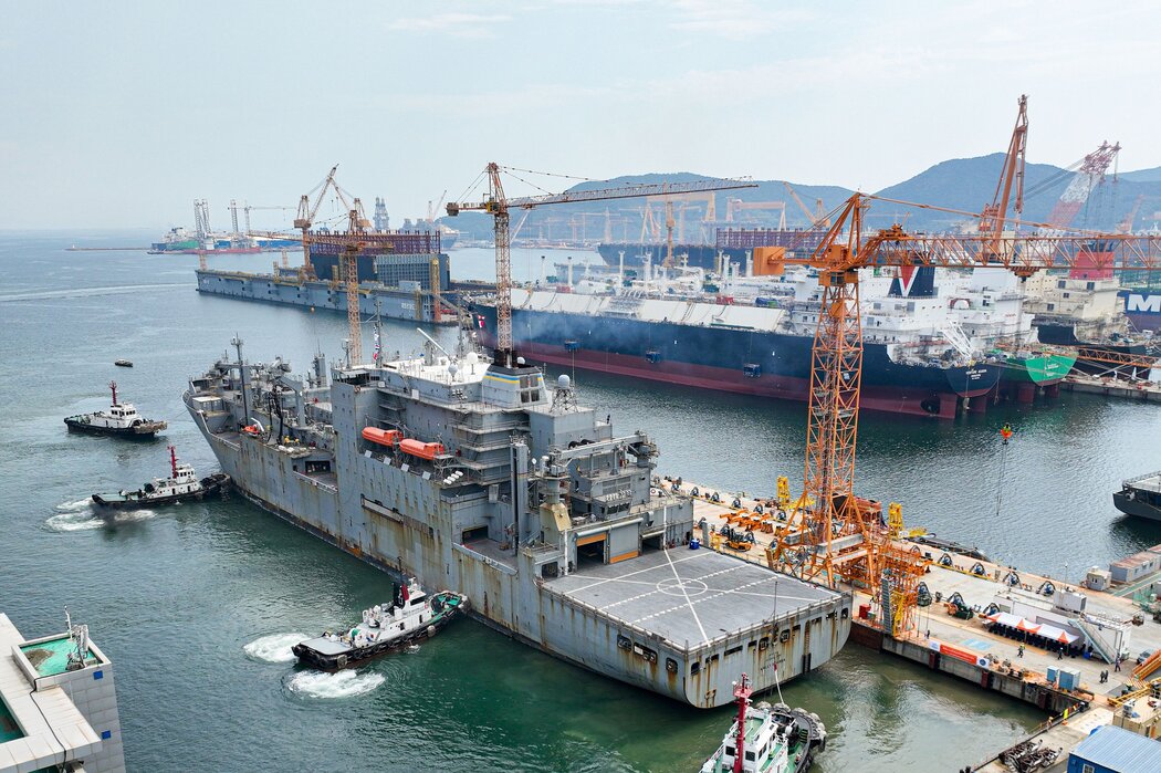 韓國韓華集團造船廠去年在巨濟島為一艘美國海軍艦艇進行大修，這是該公司發布的一張照片。