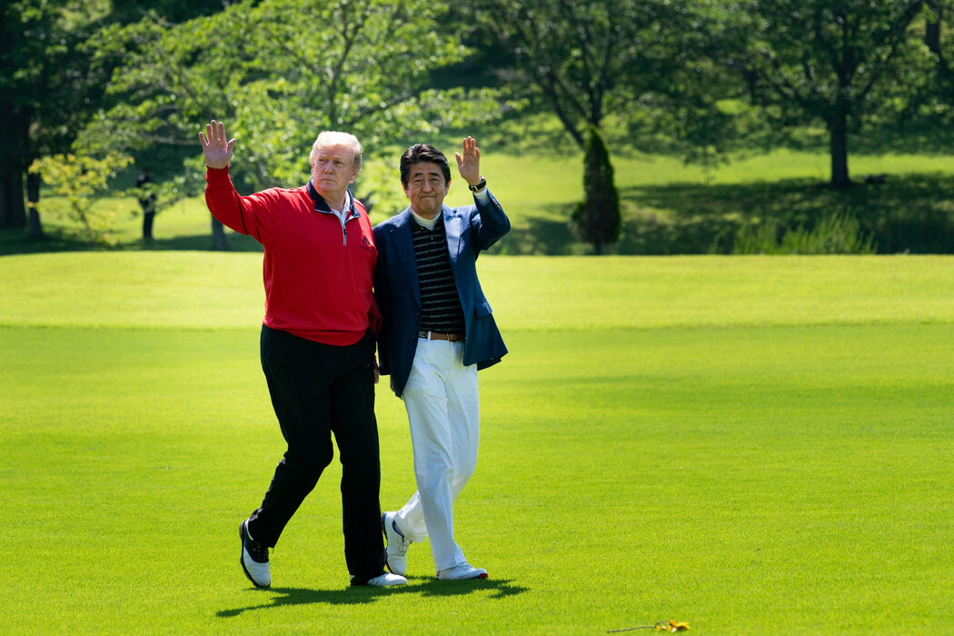 2019年，川普與安倍晉三在日本千葉縣的高爾夫球場。安倍通過高爾夫運動與川普建立了密切關係。