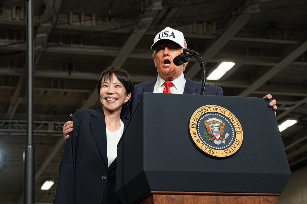 川普總統週二在日本橫須賀與日本首相高市早苗一同登上「喬治·華盛頓」號航空母艦，向美軍部隊發表演講。