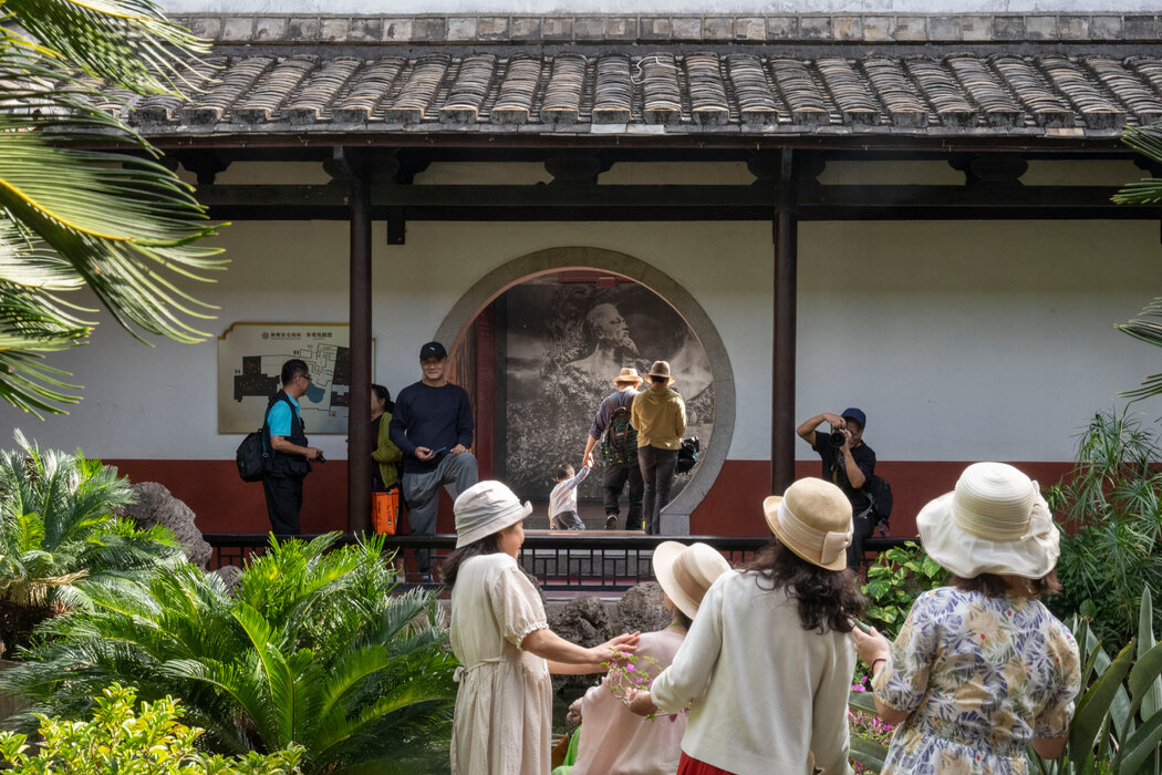 在林則徐紀念館拍照留念的遊客。