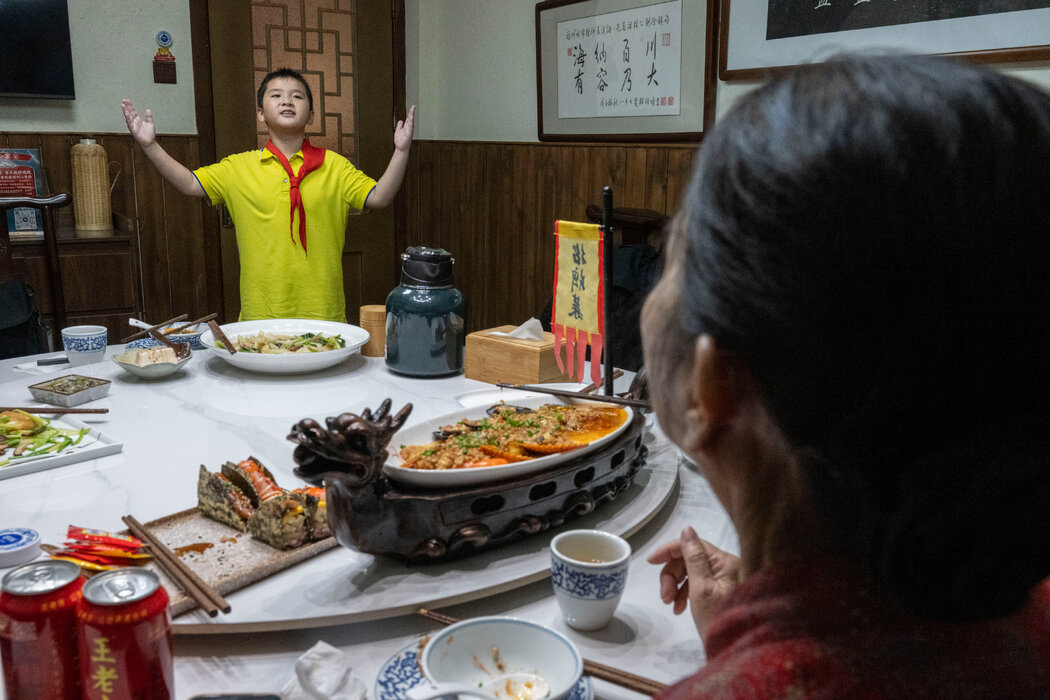 一家以林則徐為主題的餐廳老闆之子王義柯(音)向食客吟誦林則徐的愛國詩篇。