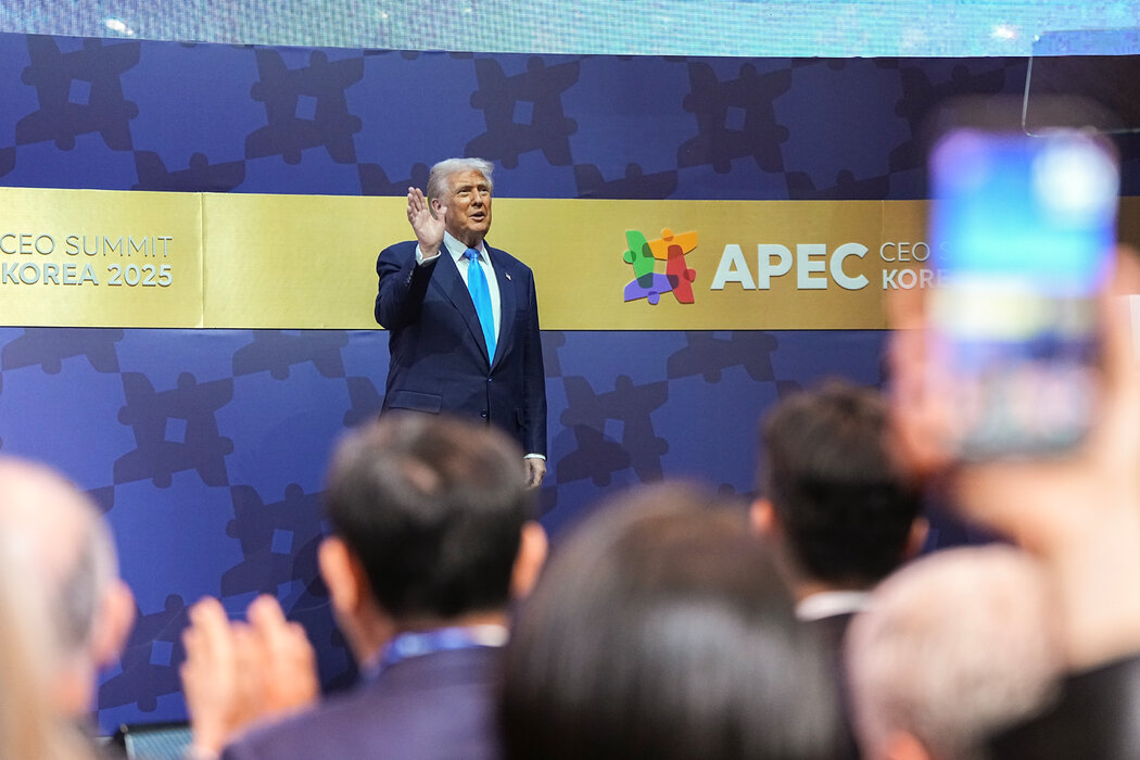 週三，川普總統出席在韓國慶州舉行的亞太經合組織商業領袖午餐會。 
