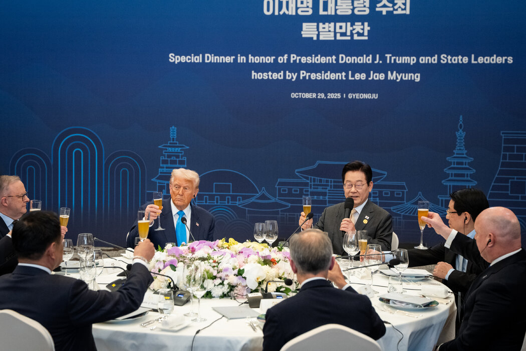 美國總統唐納德·川普在韓國總統李在明舉行的晚宴上舉杯致意，此次晚宴有來自八個國家的領導人出席。