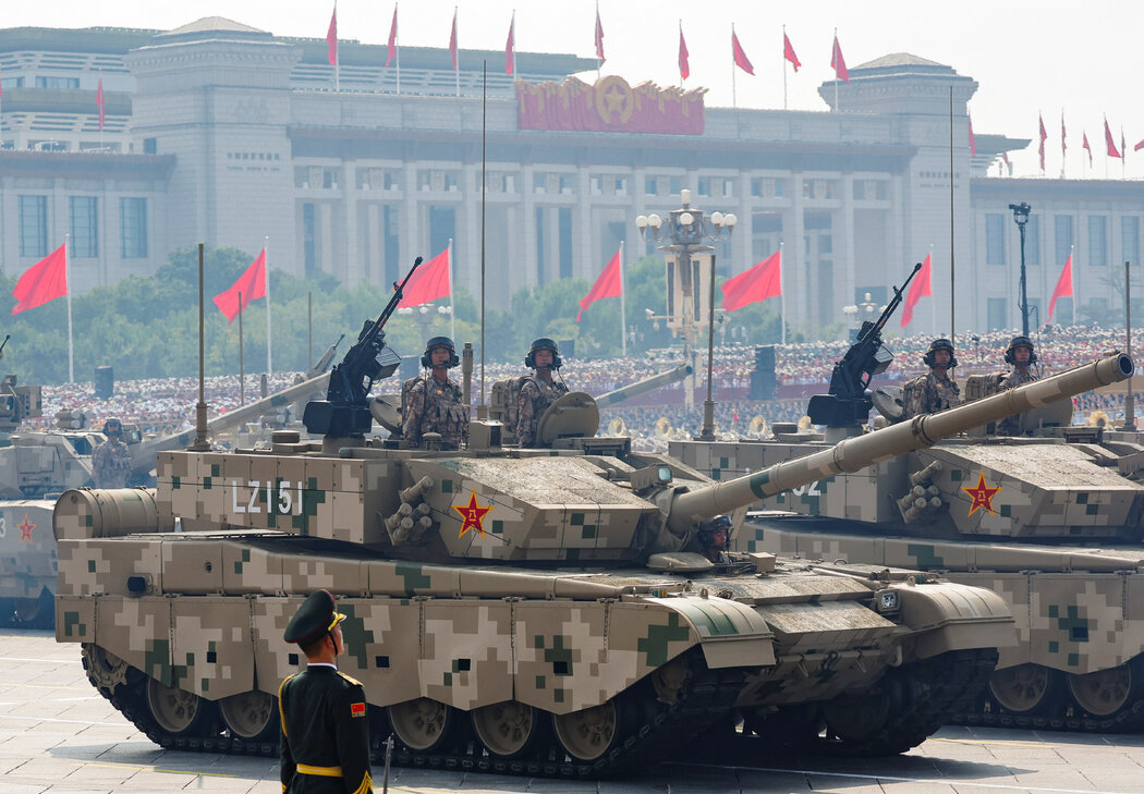 9月,中國舉行閱兵式,展示其日益增強的實力。中國人民解放軍肩負著保衛和維護中國共產黨的使命。