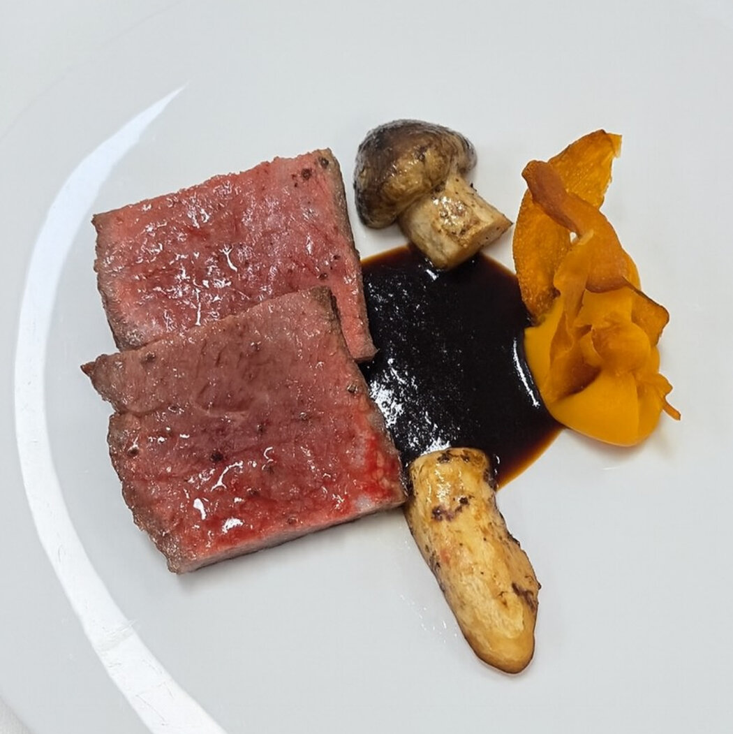 週三晚餐上的慶州西冷牛排配甜南瓜泥、松茸及牛肉汁。