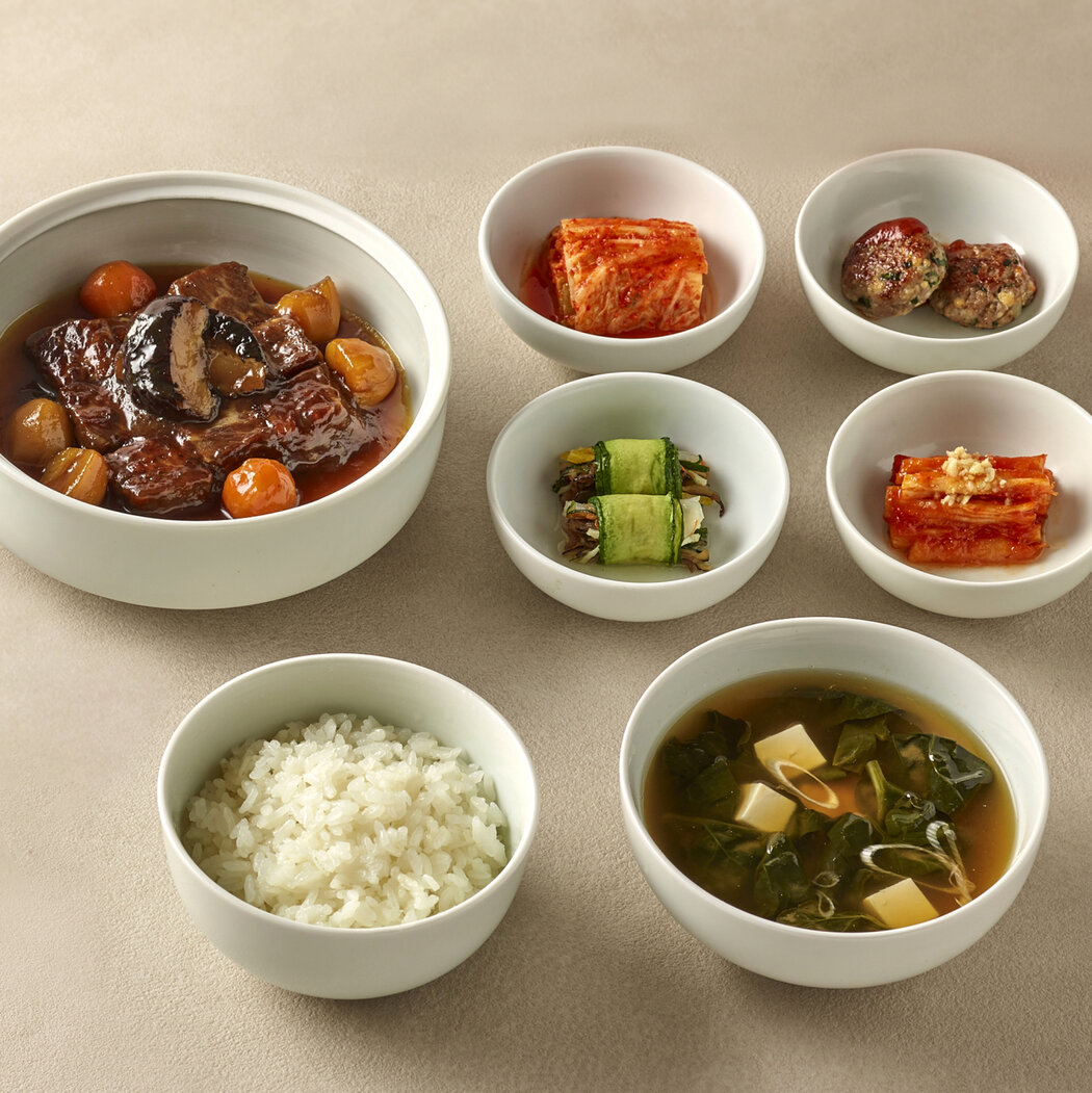 週三午餐上的韓式燉牛肋排(採用美國牛肉製作),配米飯及泡菜、番茄醬牛肉餅等配菜。