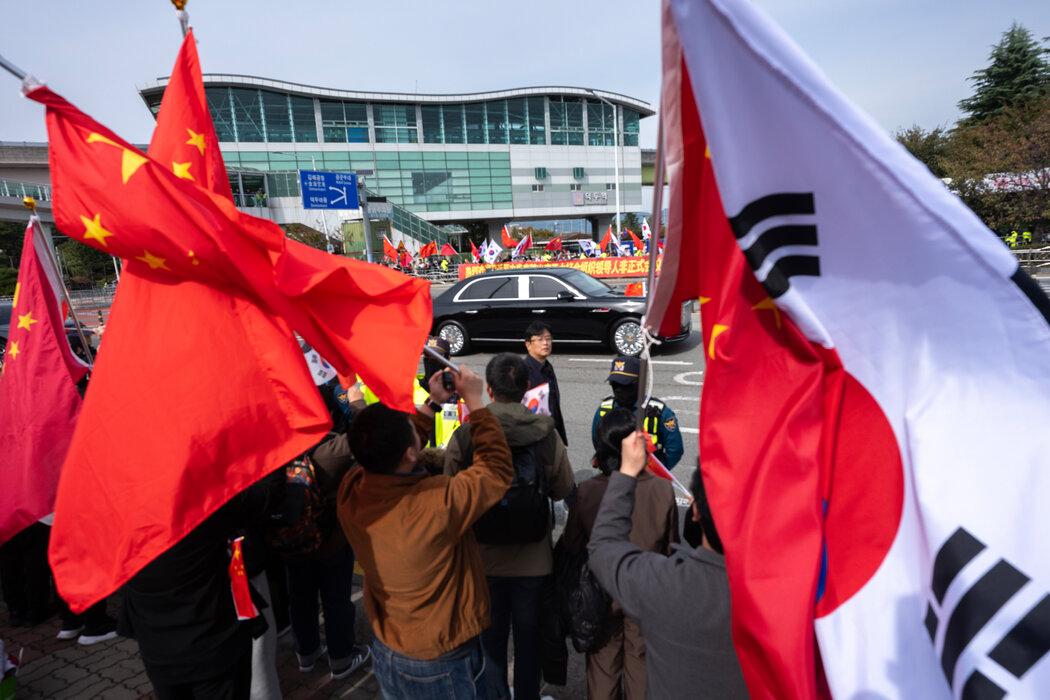 週四,當習近平主席的車隊途經韓國釜山金海國際機場附近時前來迎接的人們。