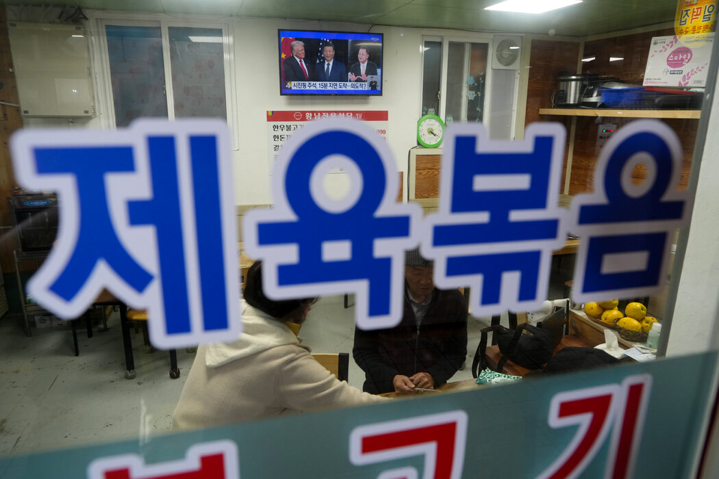 在慶州一家餐館的電視螢幕上，播放著川普總統與中國領導人習近平的畫面。川普離開後，習近平成為亞太經合組織峰會上唯一的超級大國領導人。