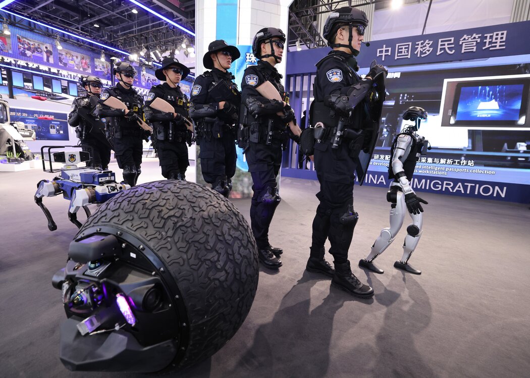 中國官方媒體5月發布的一張照片顯示,北京警方正與機器人進行巡邏演練。與中國警方合作的人工智慧技術開發企業擁有一個重要優勢:能夠獲取海量數據。