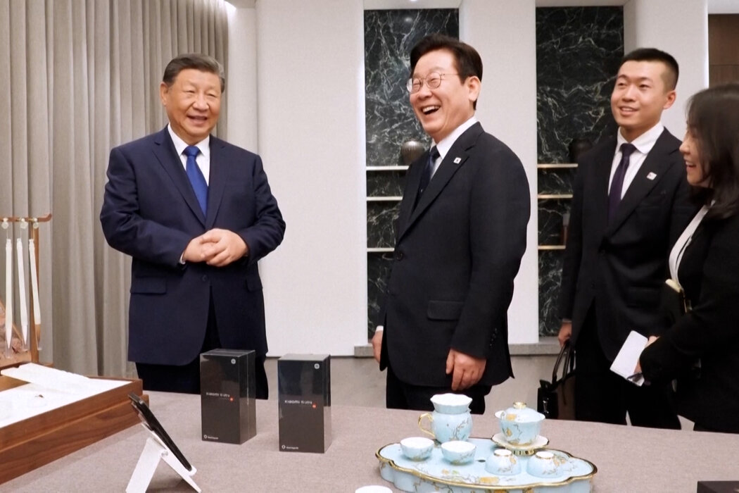 週六，中國最高領導人習近平在韓國慶州向韓國總統李在明贈送了兩部手機。