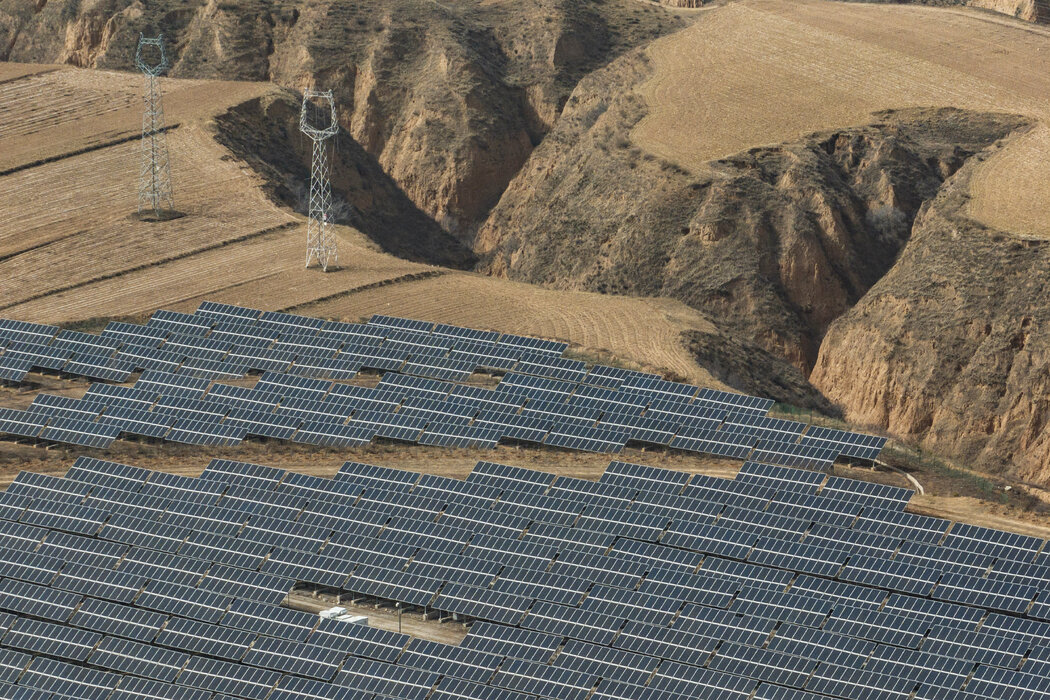中國的國有銀行向電動汽車和太陽能電池板製造商提供了大量貸款，幫助北京成為世界上最大的電動汽車和太陽能電池板出口地。
