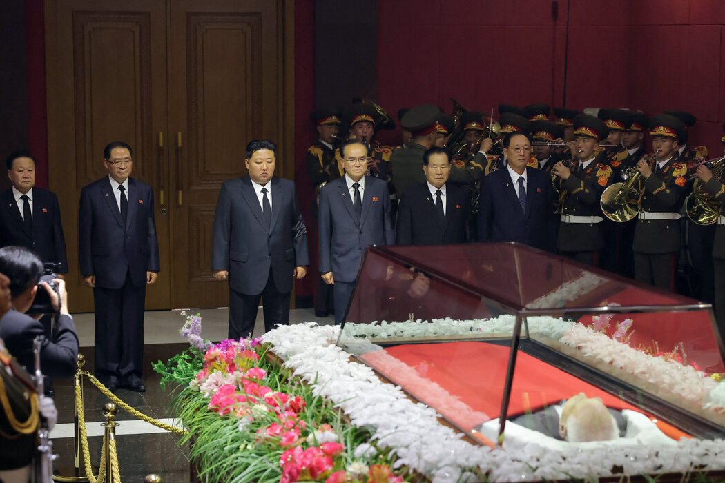 朝鮮官方媒體提供的一張照片顯示,朝鮮領導人金正恩(左三)在朝鮮某未公開地點憑弔金永南的遺體。