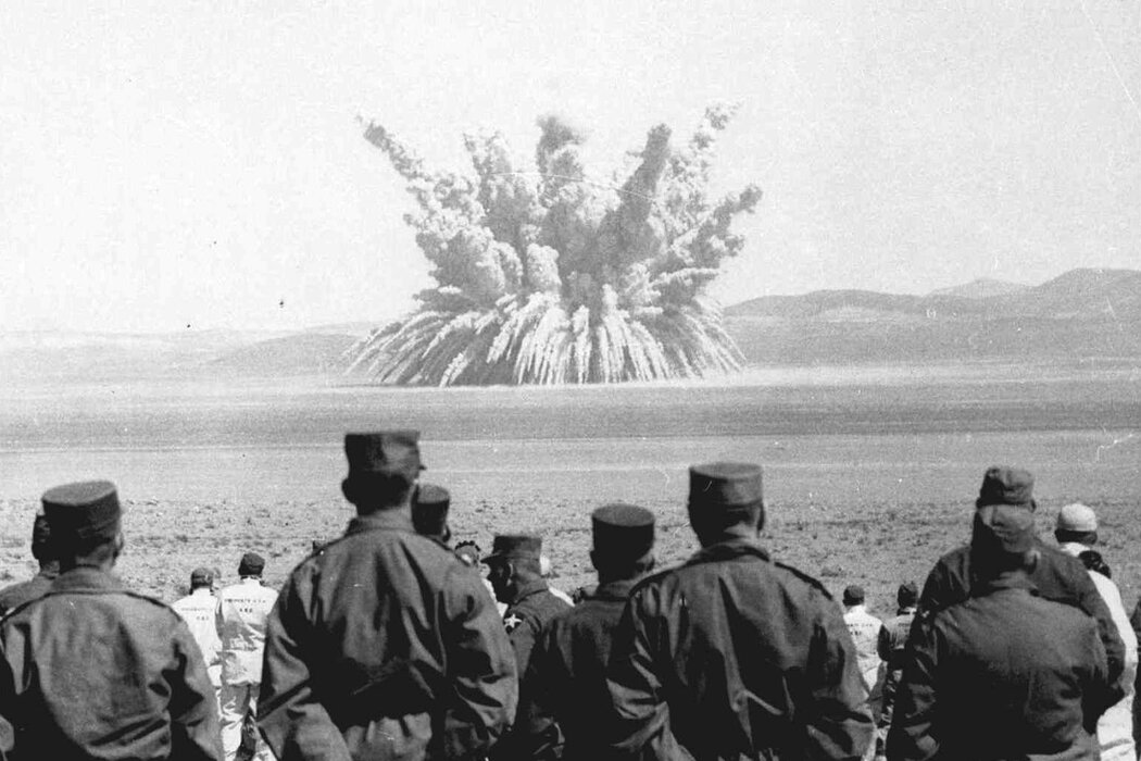 1955年的一次原子核爆炸。1950年代核彈試驗產生的放射性塵埃使許多人暴露於放射性碘中，從而增加了患癌風險。