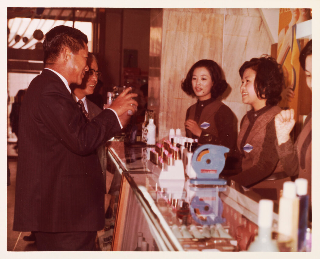 1971年,徐成煥在首爾某百貨公司化妝品專櫃與銷售人員交談。