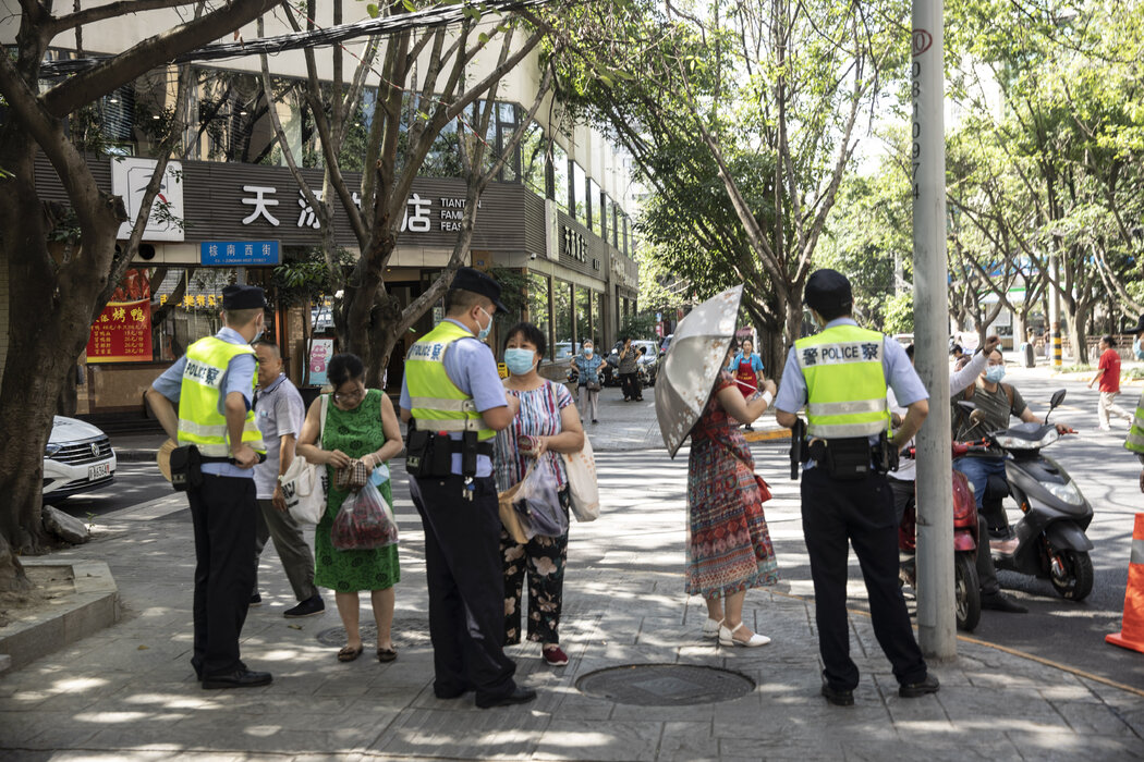 成都警方,攝於2020年。成都一家法院駁回了謝女士的人身安全保護令申請,因為其丈夫的戶籍不在該市。