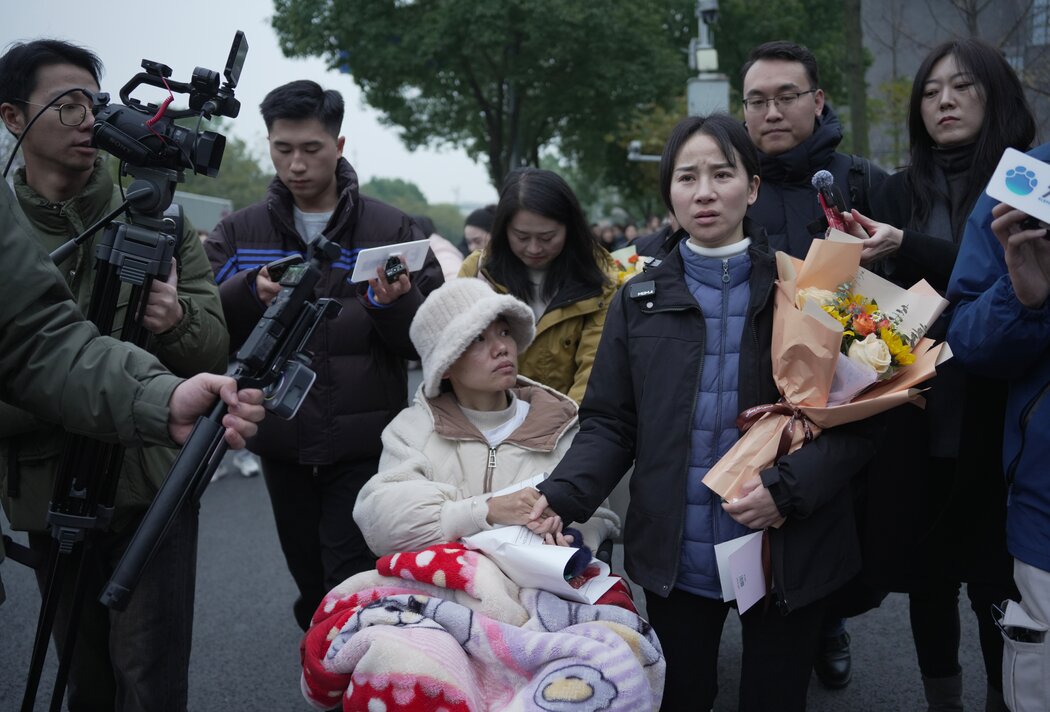 去年，謝女士手捧鮮花走進成都的一家法院。選擇不透露全名的謝女士表示，她在三年婚姻中被丈夫毆打十幾次，並多次要求警方拘留他。 
