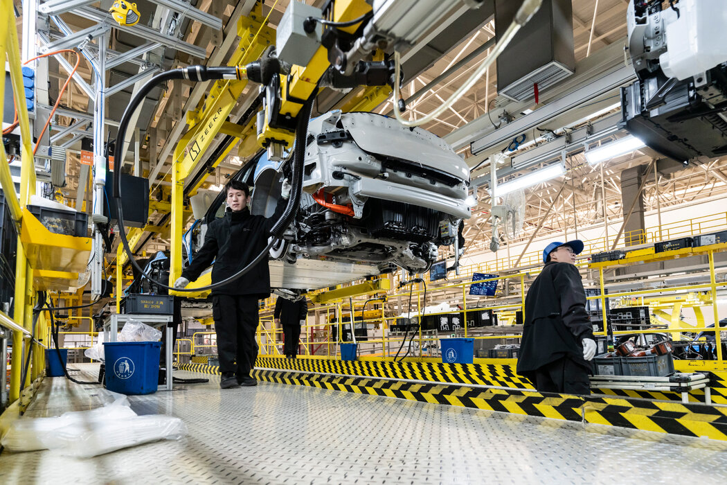 中國寧波，吉利汽車工廠裝配線上的工人。