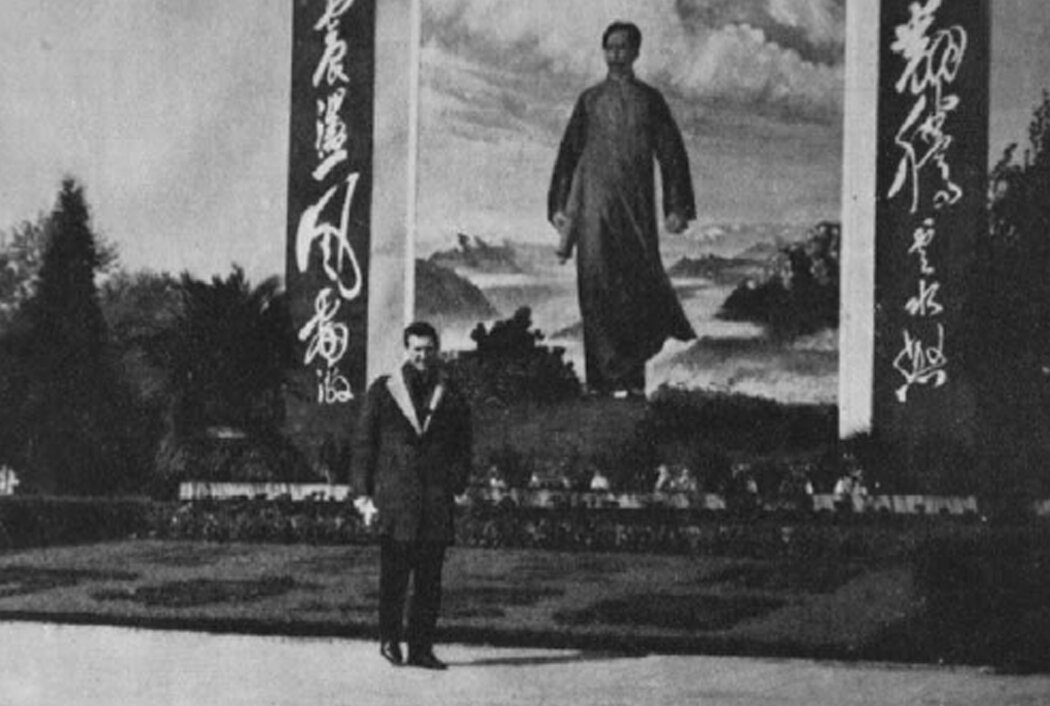 1969年10月獲釋後不久的格雷，攝於北京。經過兩年多的囚禁，他在世人眼中成為了中國閉關自守的象徵，同時也代表著文革激起的排外狂熱，以及英國人頑強堅韌。