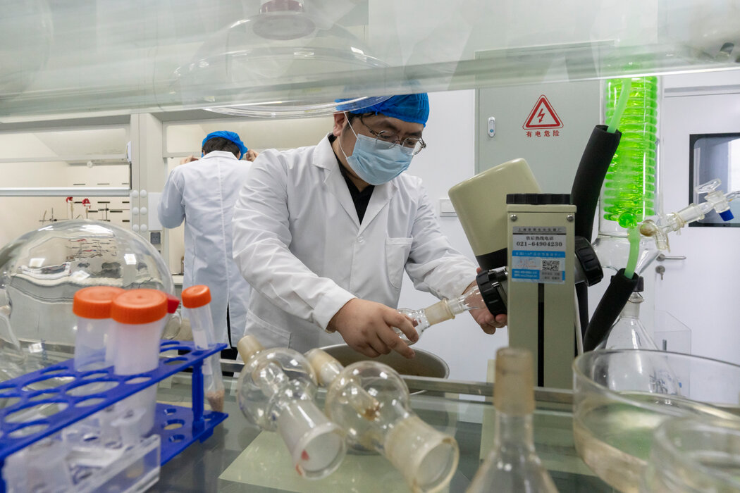 呂慶華在Lonvi的生物化學實驗室工作。