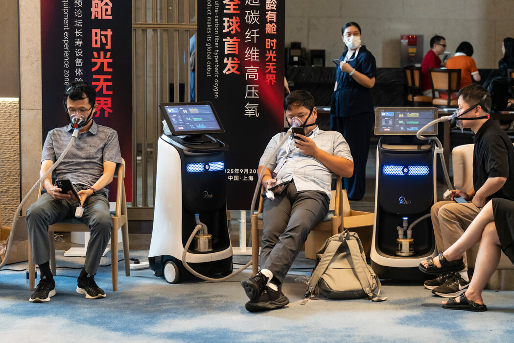 試用瑞健公司的超輕碳纖維高壓氧面罩。