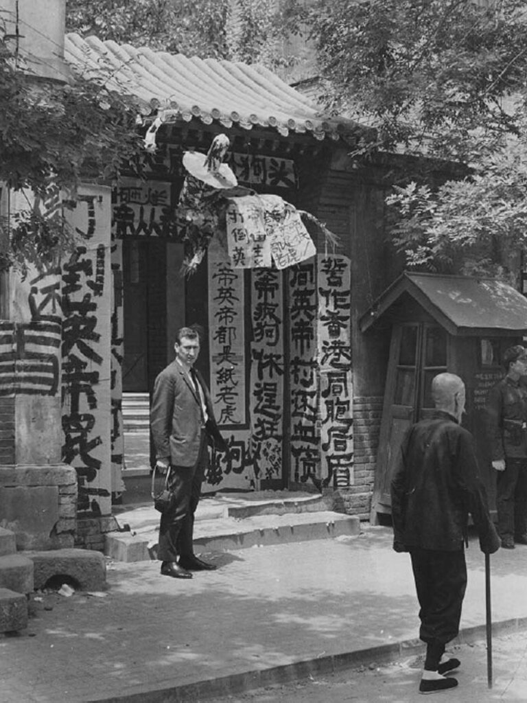 1967年6月，記者安東尼·格雷在北京的住所外。照片拍攝後不久，他被召到外交部，告知他將被軟禁在家中。他隨後在住所的一間房裡被單獨囚禁了兩年。