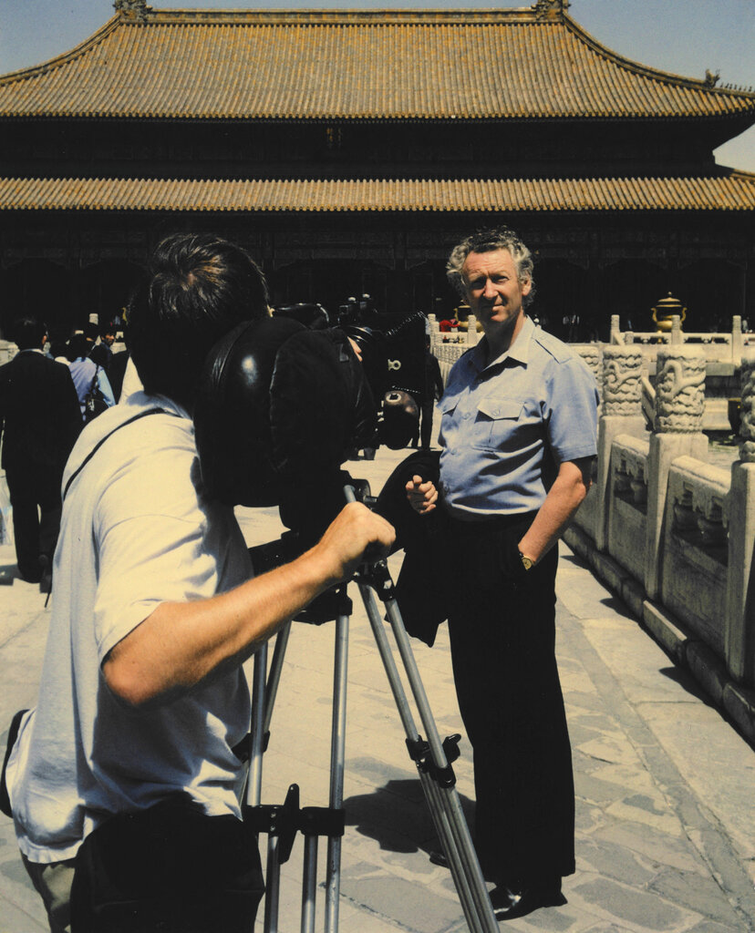 1988年重返中國拍攝紀錄片時，格雷偶遇當年看守。「實在是很遺憾，」對方告訴他，「那並非針對您個人。」 