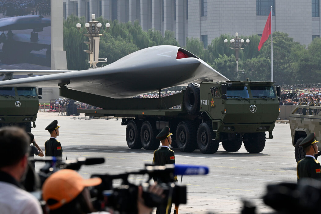 一架中國軍用無人作戰飛行器亮相9月的閱兵式。