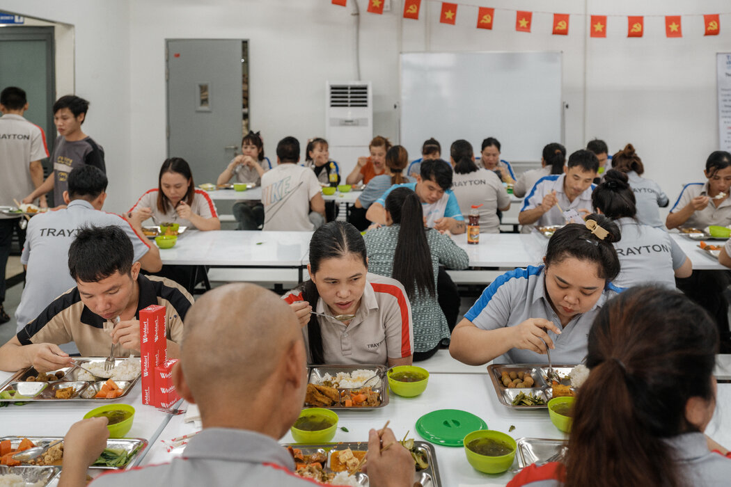 工人正在特雷通集團越南工廠的食堂裡吃午餐。