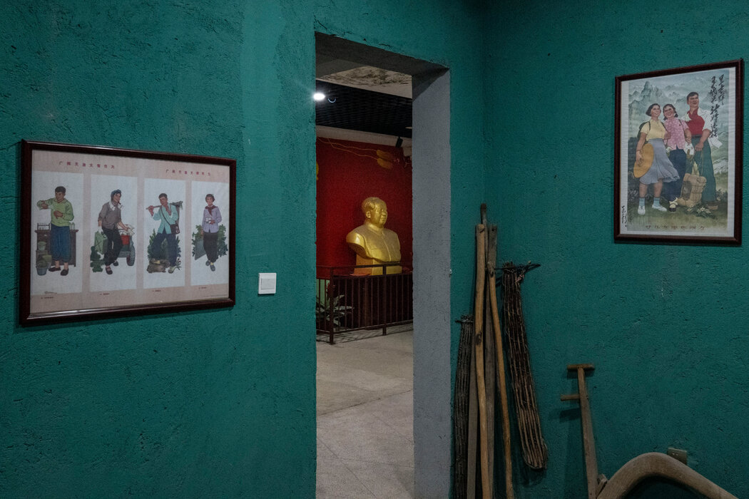 大寨紅色博物館陳列著宣傳海報和毛澤東半身像,這座半私營的盈利機構有大量毛澤東時代鼎盛時期的文物。