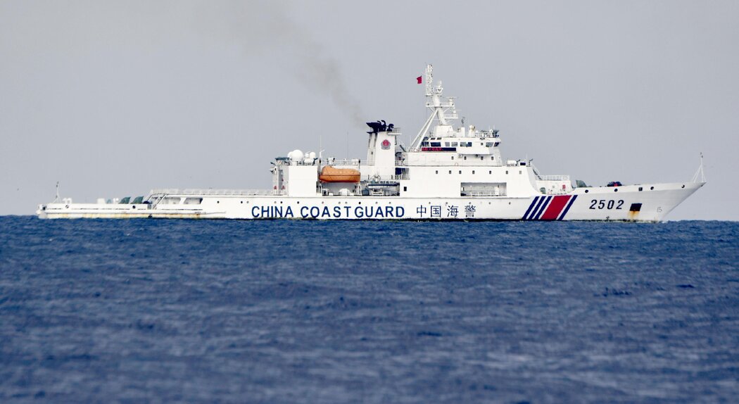 去年，一艘中國海警船出現在釣魚島（日本稱為尖閣諸島）附近海域。釣魚島目前由日本控制，但中國也聲稱對其擁有主權。