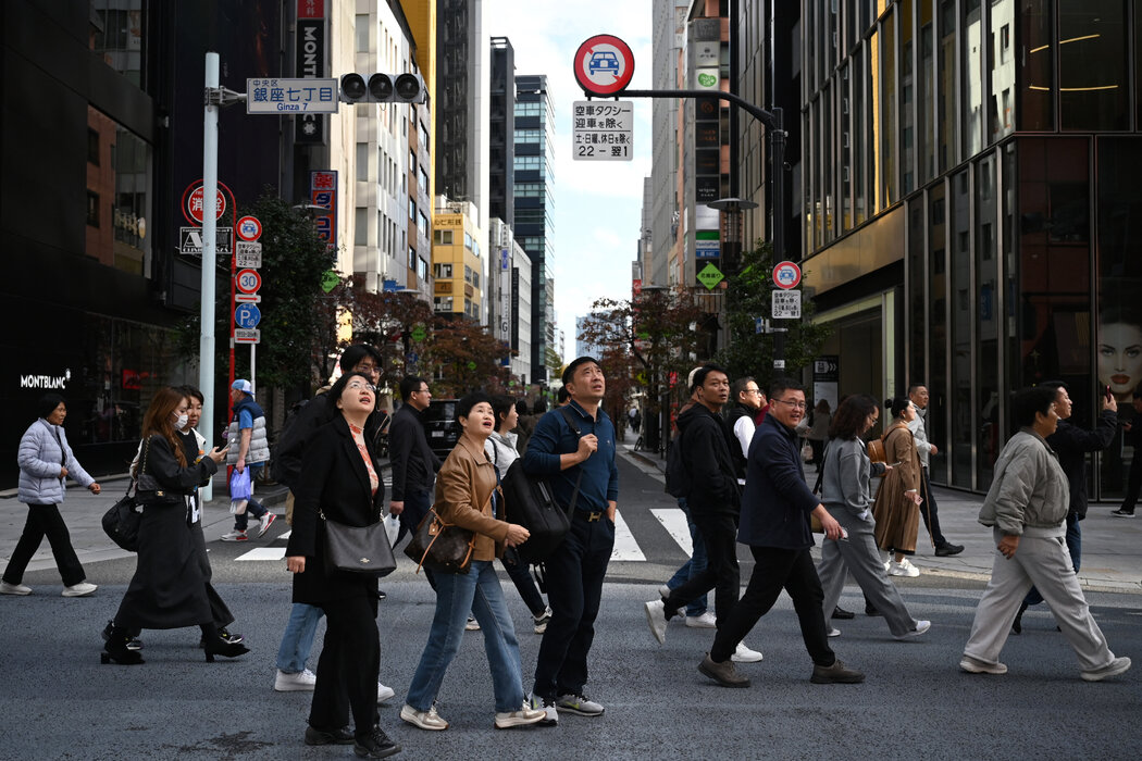 週日,一個中國旅行團在東京銀座購物區遊覽。