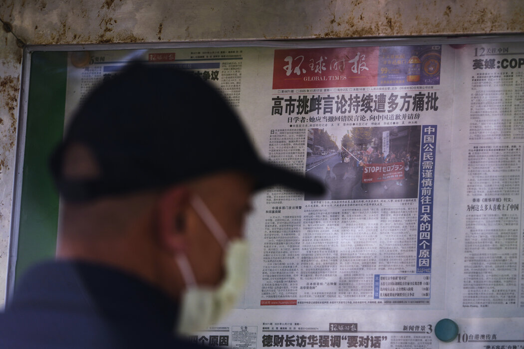 週一,北京的一個報攤亭。中國報紙報導了日本首相發表的講話。