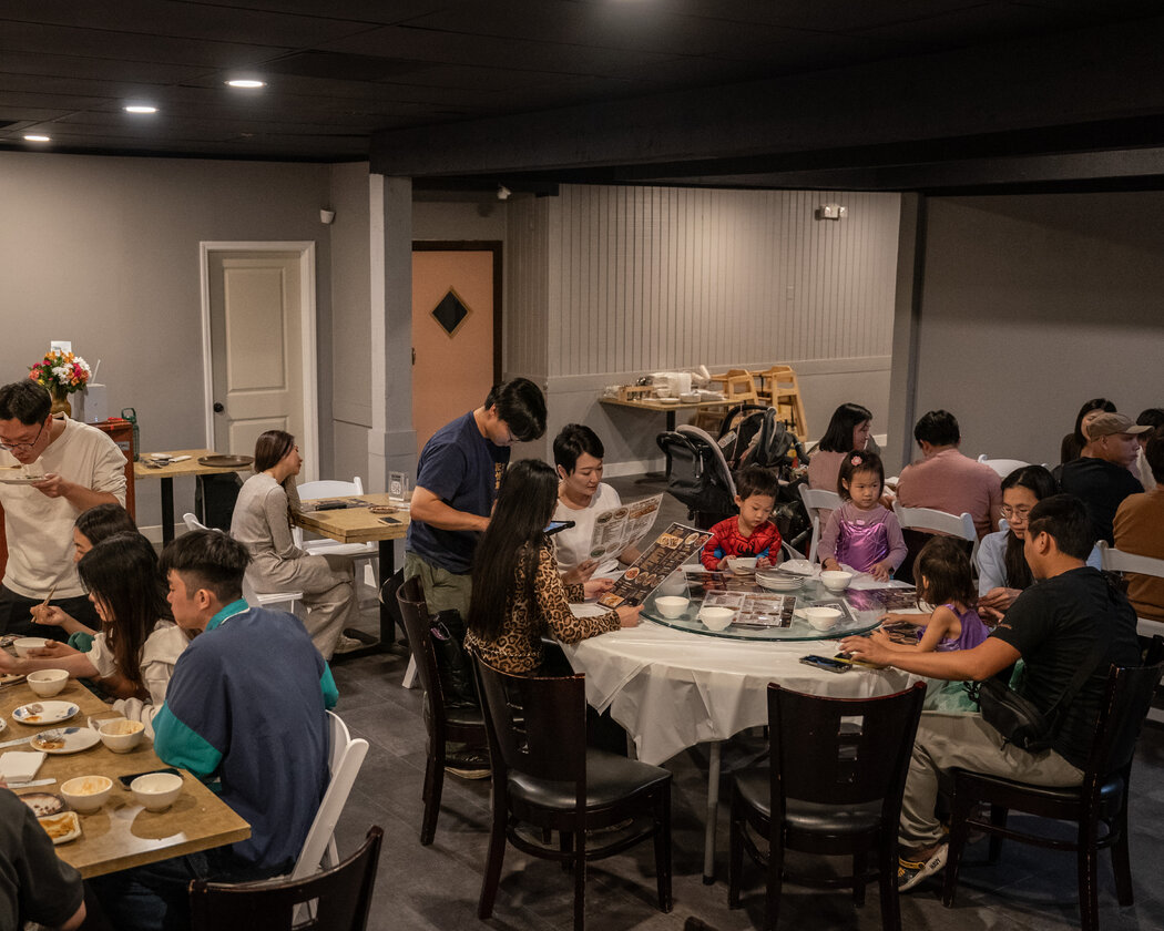 莎倫·李在鳳凰城一家台灣餐廳點餐，兩年前她隨丈夫搬到亞利桑那州，丈夫在台積電工作，他們還帶著一對年幼的雙胞胎。
