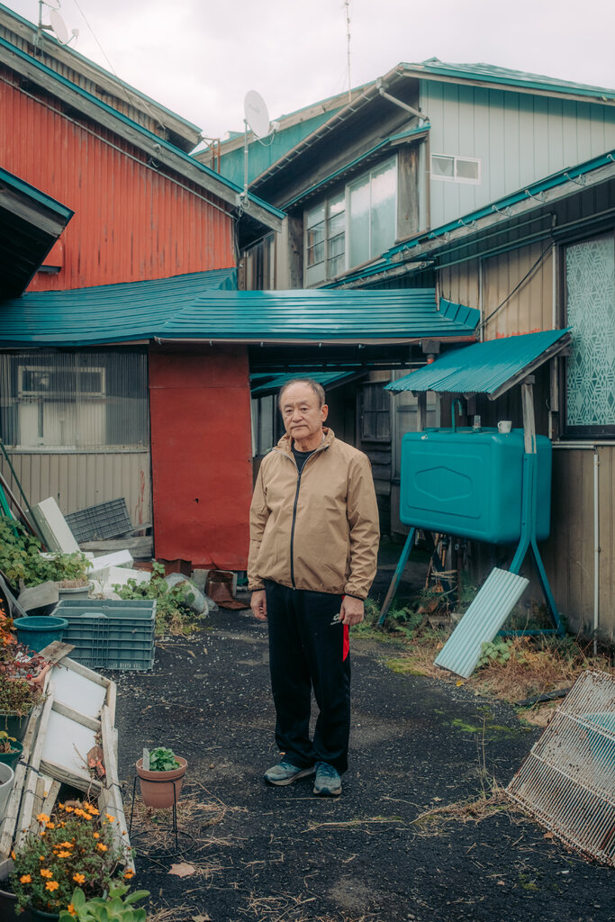 皆藤惠二在兩年前遭熊襲擊的甜品工坊外。