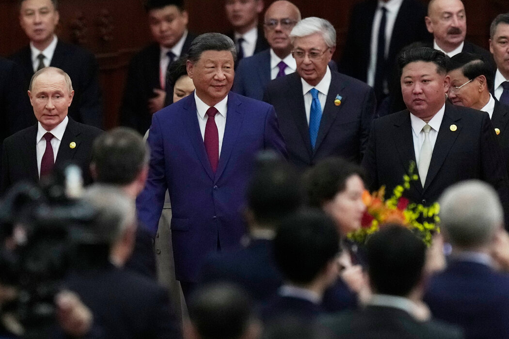 習近平主席(中)、朝鮮領導人金正恩(右)與俄羅斯總統普丁共同出席9月在北京天安門廣場舉行的閱兵式。