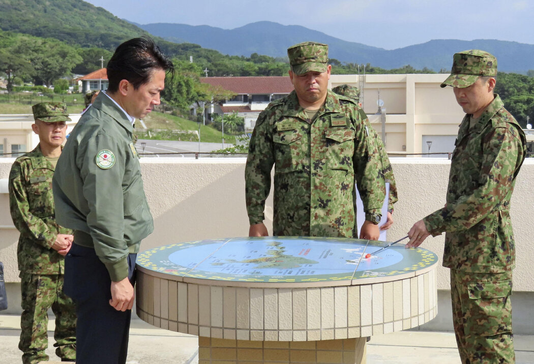 日本防衛大臣小泉進次郎週日視察了位於日本南部石垣島的軍事基地。同日,他還訪問了位於日本另一座島嶼與那國島的軍事基地。