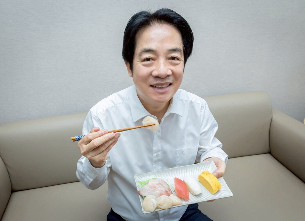 台灣總統賴清德在總統府發布的一張照片，他正在食用含有日本海產的壽司。