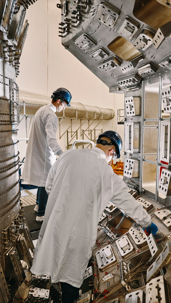 在聯邦聚變系統公司於麻薩諸塞州建造的托卡馬克裝置模型內部。