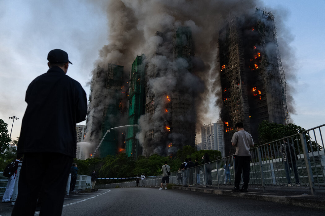 香港午後爆發的火災迅速蔓延至宏福苑住宅區內的其他建築。