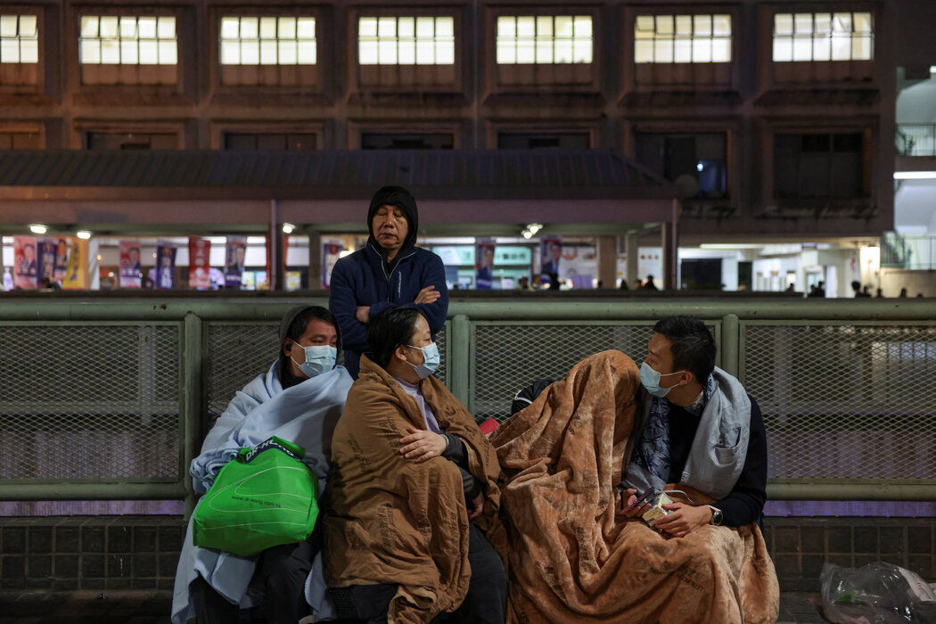 一些居民在消防員的幫助下成功逃生。