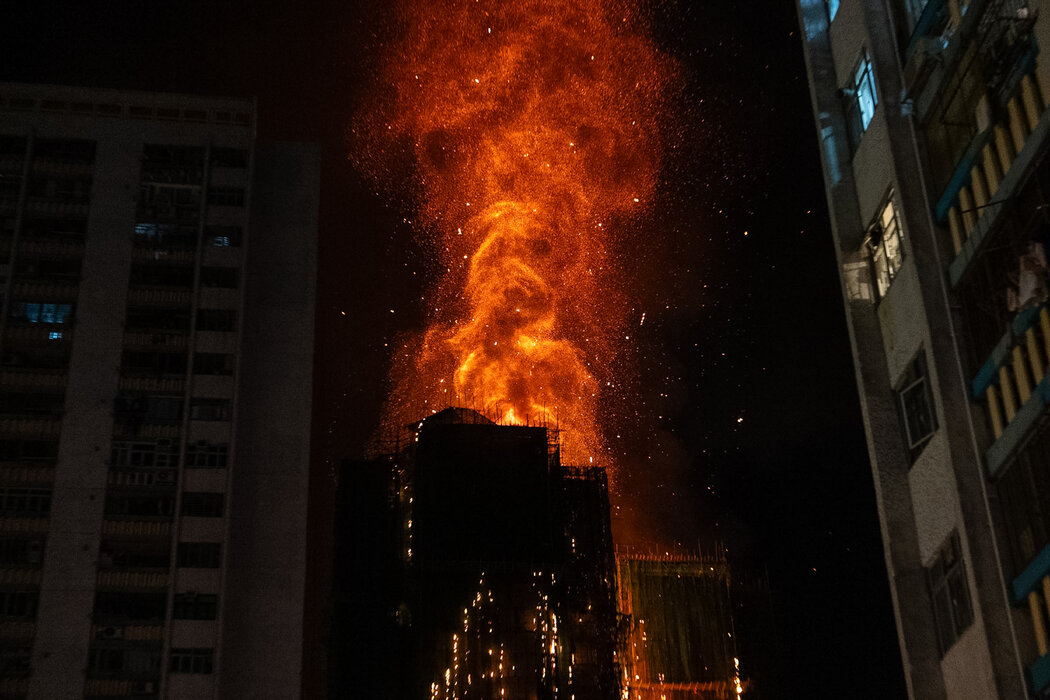 建築物被竹製腳手架包裹,這種腳手架在香港的建築工程中很常見。