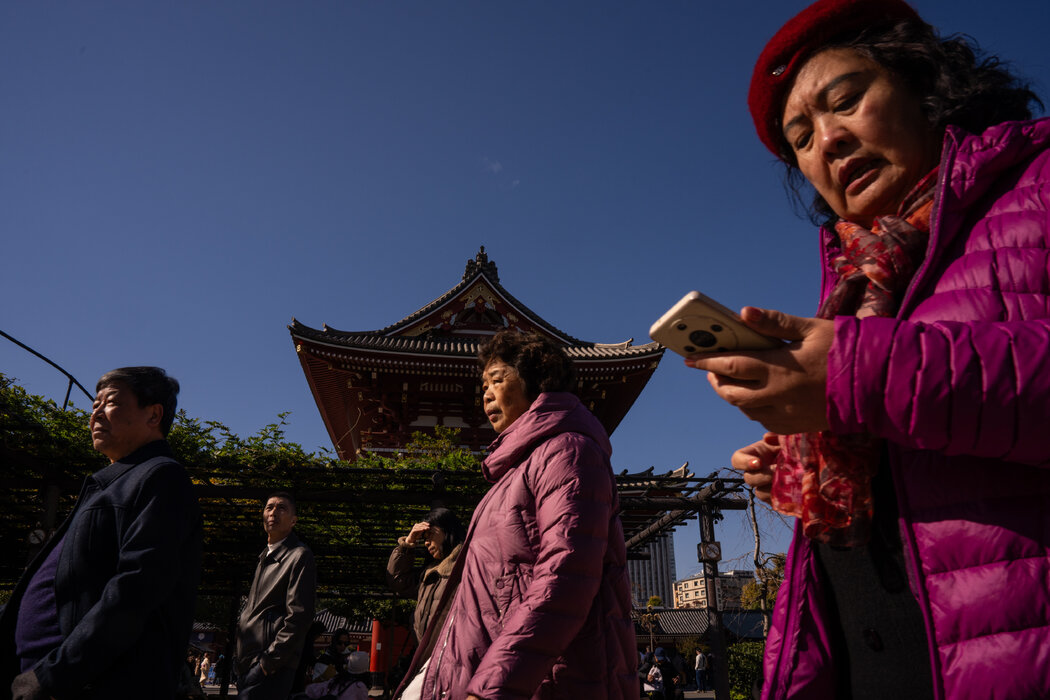 上週，東京熱門觀光地淺草寺迎來了大批中國遊客。有機構估算，此次爭端可能導致日本損失逾10億美元的遊客消費。