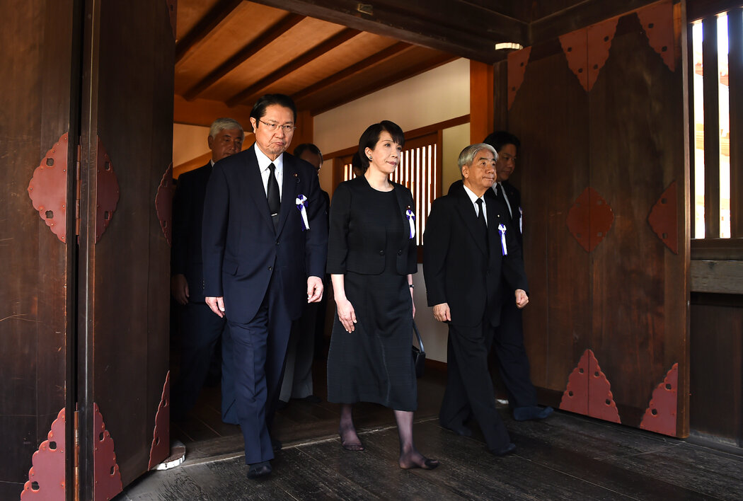 高市早苗2014年參拜東京靖國神社，她的頻繁參拜引發中國和韓國的譴責。