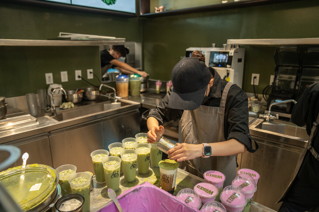 時報廣場的喜茶旗艦店內,員工正在製作茶飲。這家連鎖品牌起源於中國南方城市江門。