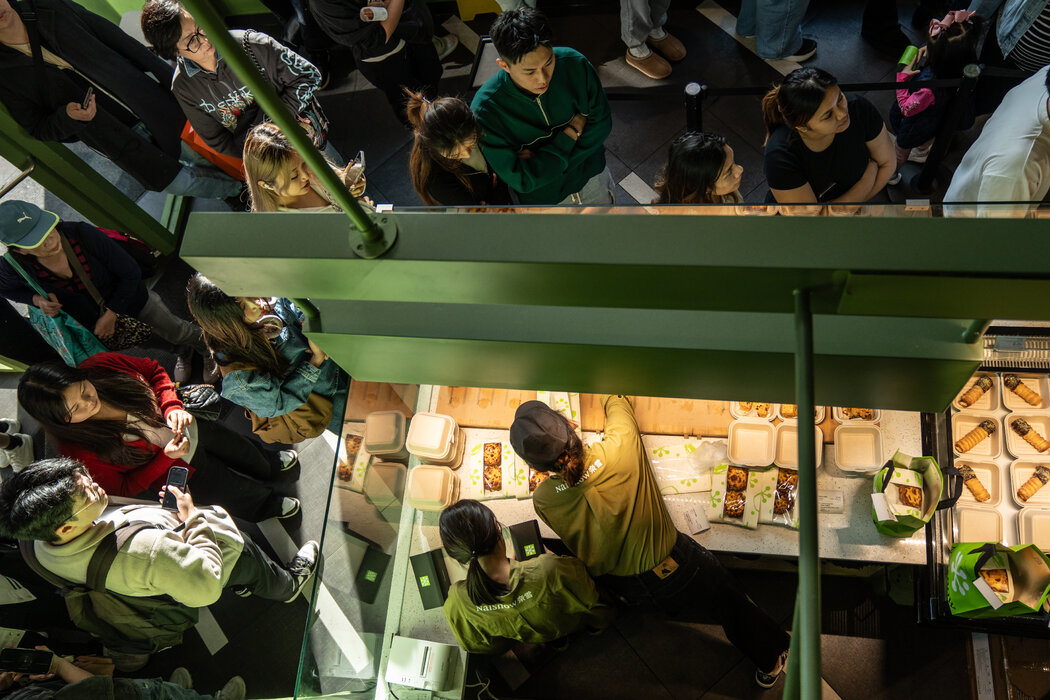 在以亞裔為主的法拉盛社區,奈雪的茶門店外顧客大排長龍購買酪梨羽衣甘藍飲品。