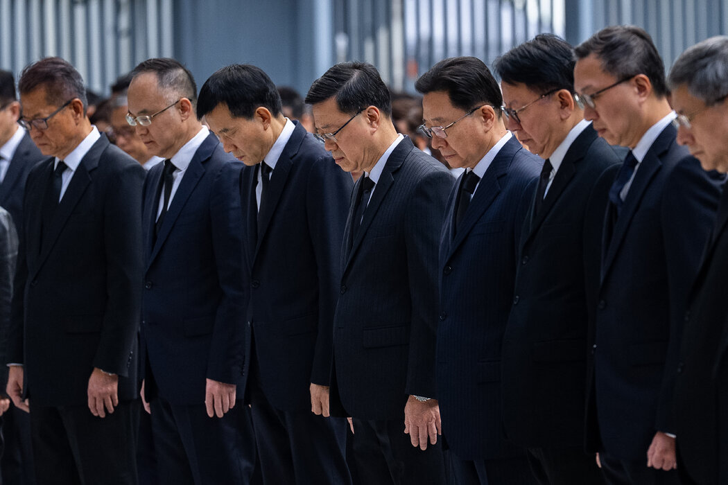 週六，香港行政長官李家超和其他官員為火災遇難者默哀。