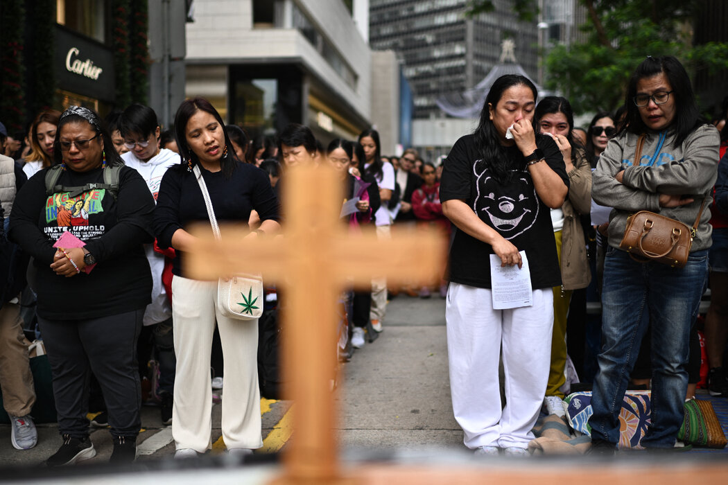 菲律賓人週日在香港參加社區祈禱活動，悼念11月26日大埔火災的遇難者。