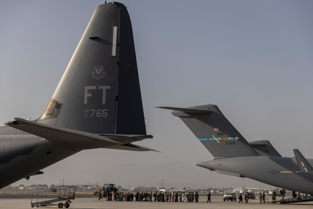 2021年8月,阿富汗喀布爾機場,逃離塔利班統治的阿富汗難民正登上美軍運輸機。